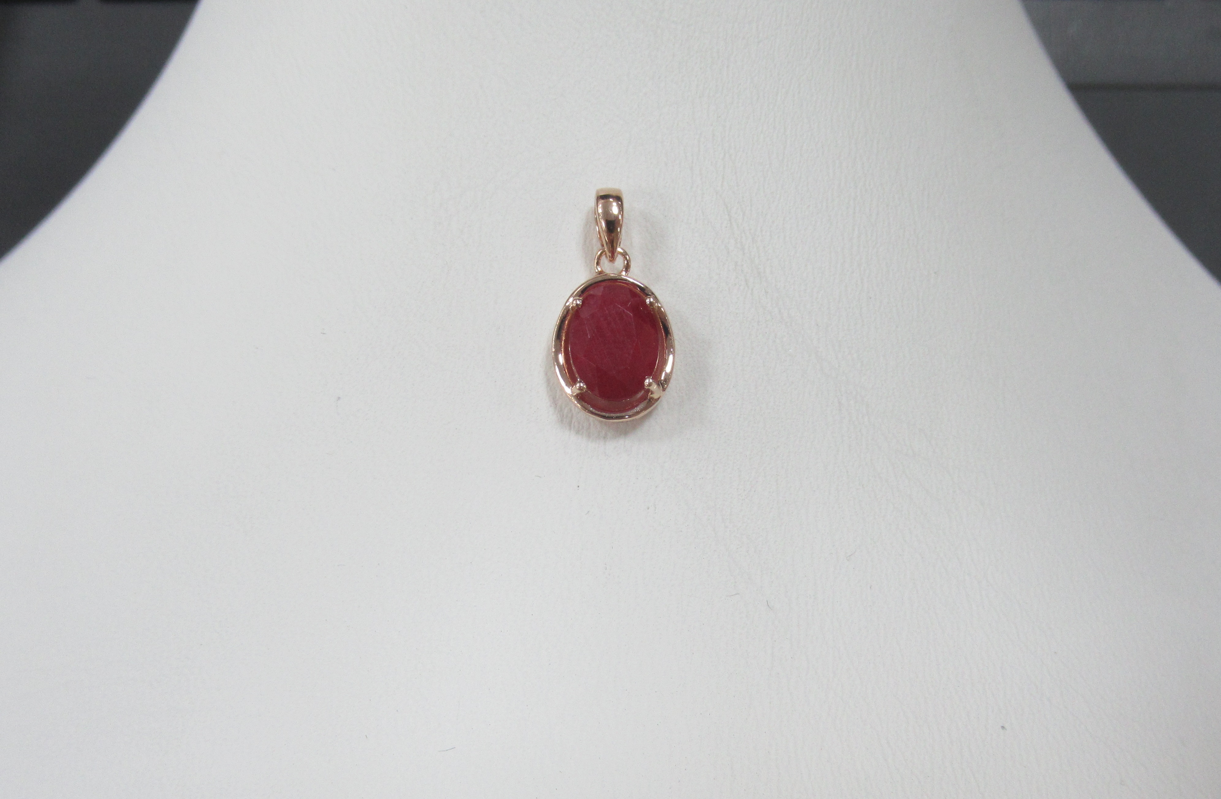 Серебряная подвеска с рубином